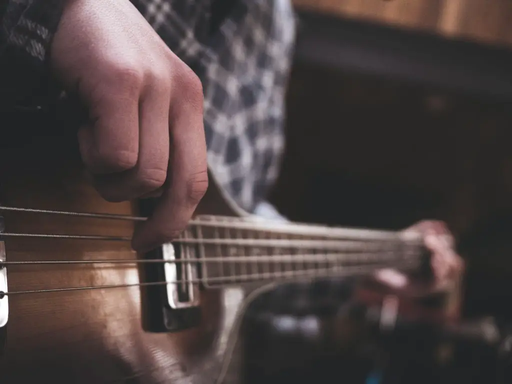 How to fingerpick guitar banner